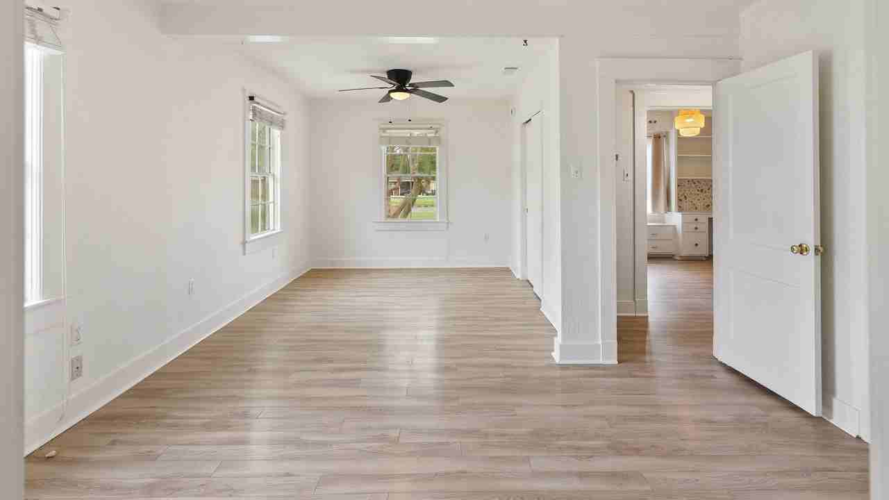 7165 Government St - Photo 4 of 10