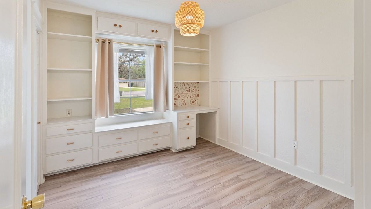 7165 Government St - Photo 5 of 10