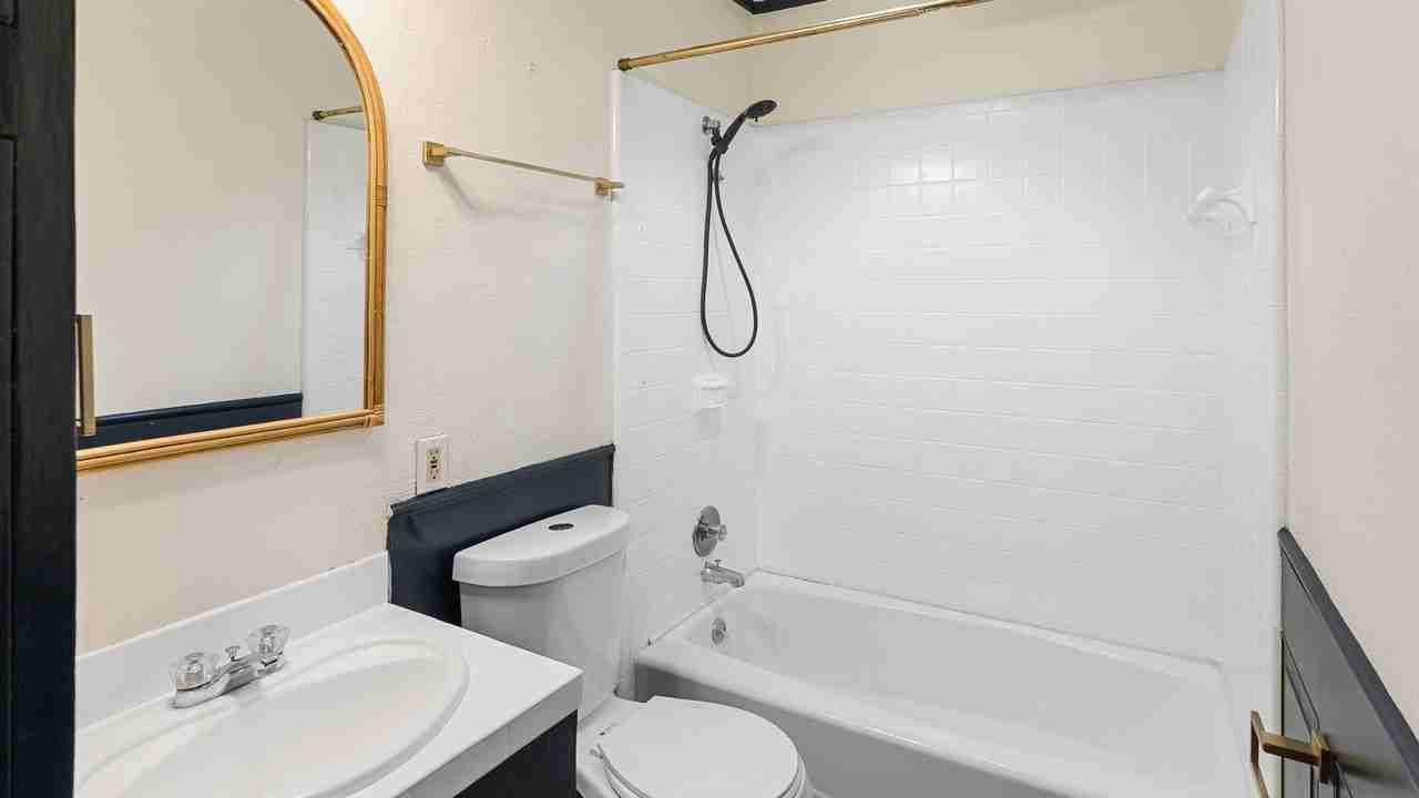 7165 Government St - Photo 6 of 10