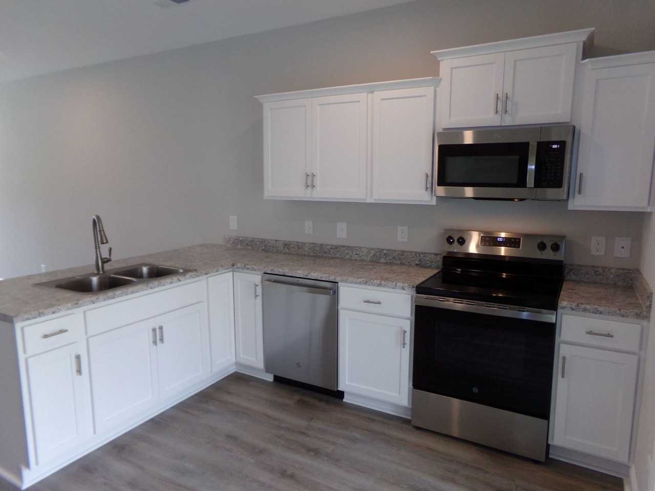 201 Loren Rd - Photo 7 of 30