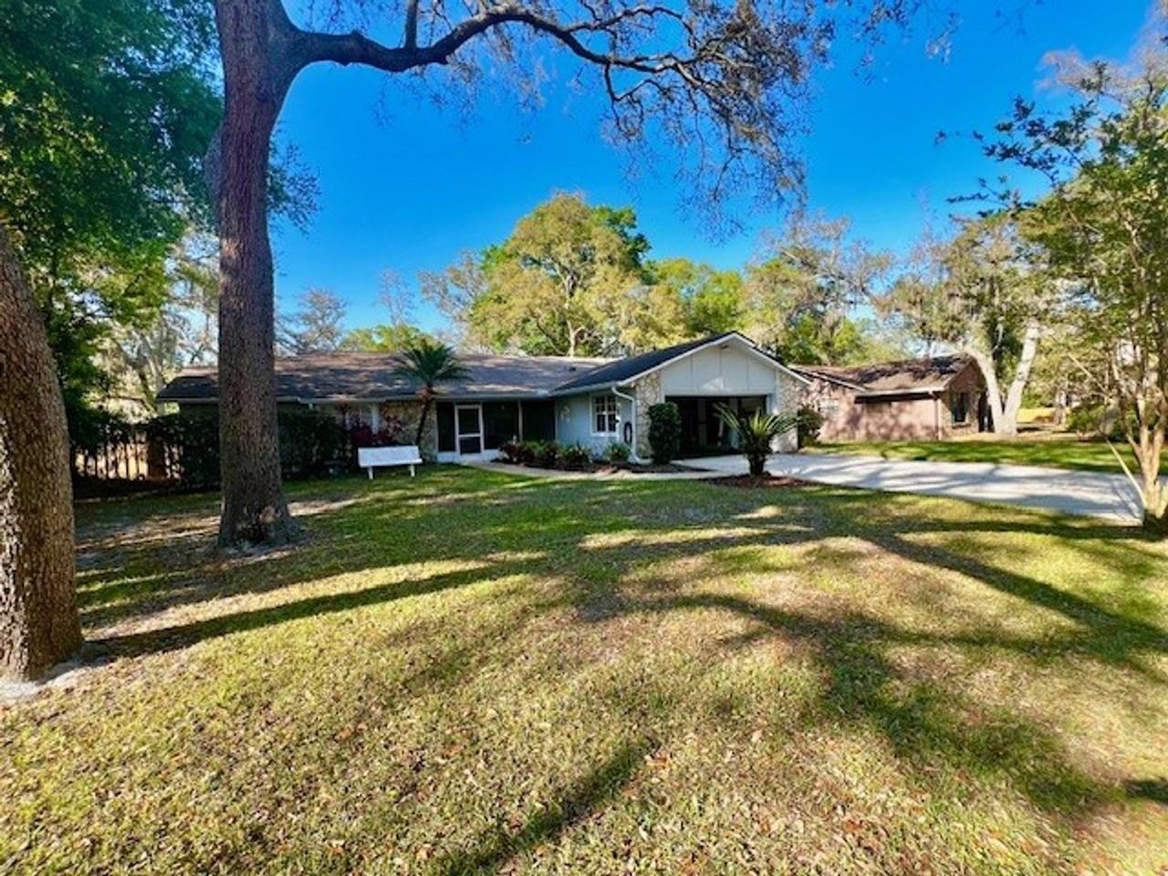320 Columbus Cir - Photo 4 of 50