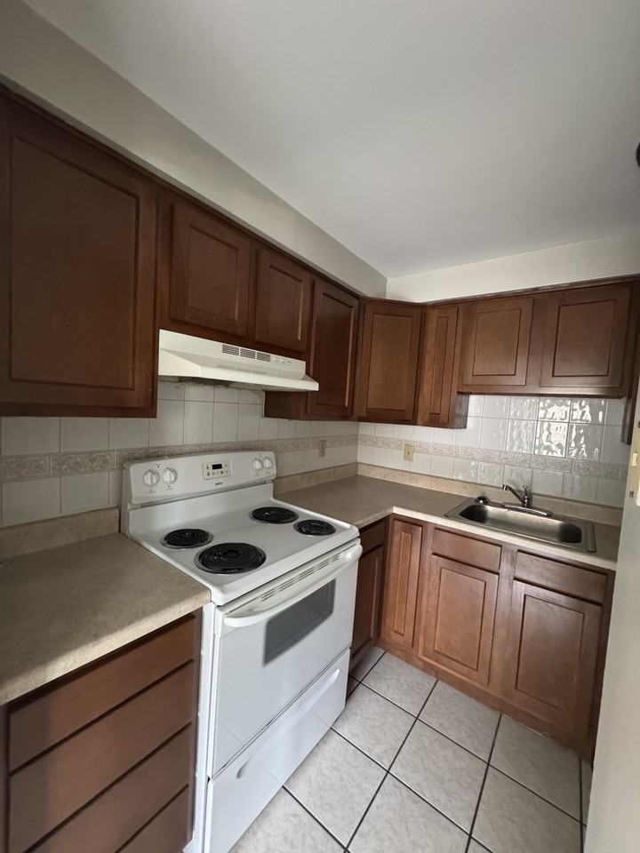 LINCOLN WAY TOWNHOUSES -- 010 - Photo 4 of 15