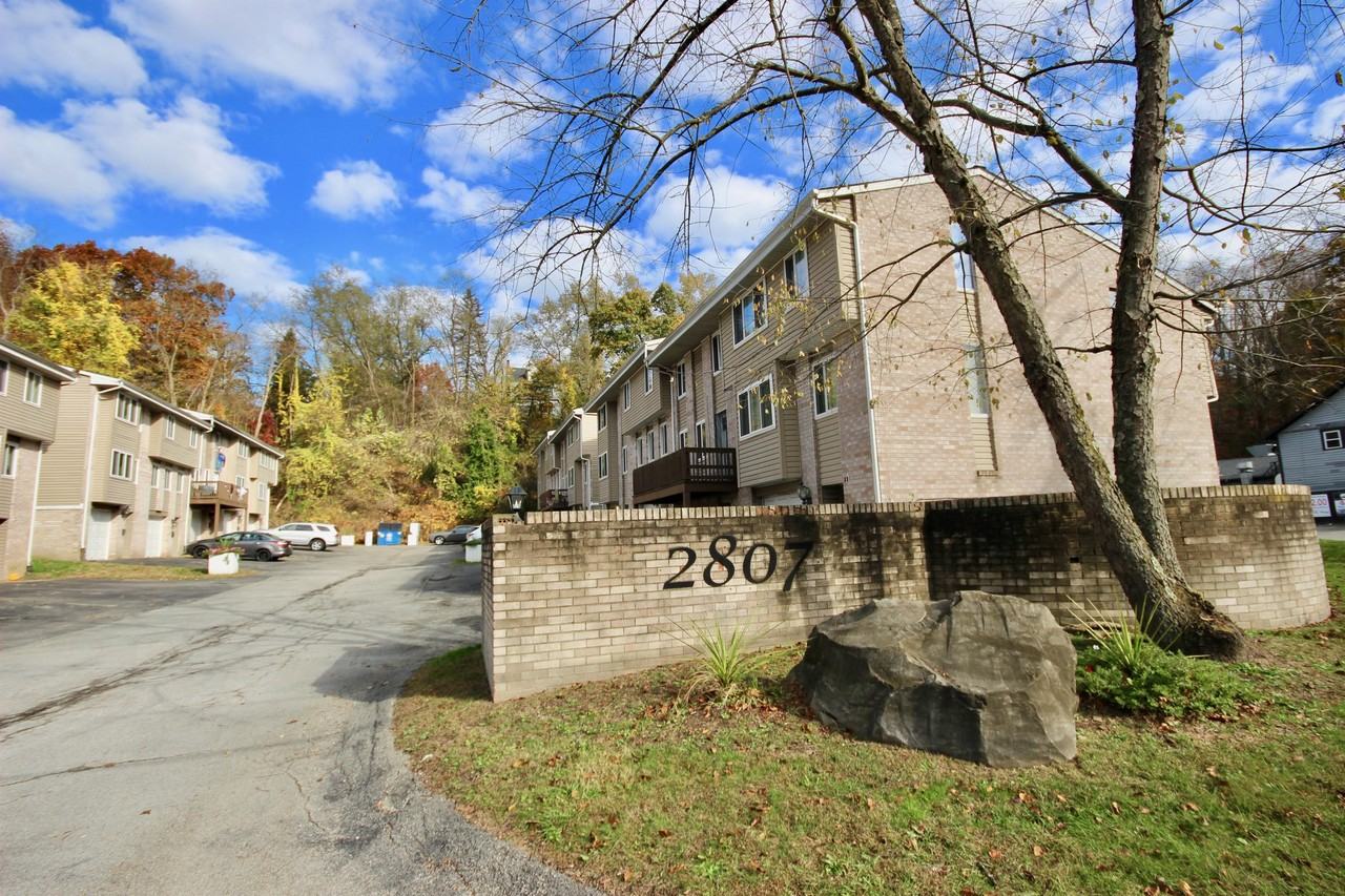 LINCOLN WAY TOWNHOUSES -- 010 - Photo 2 of 11