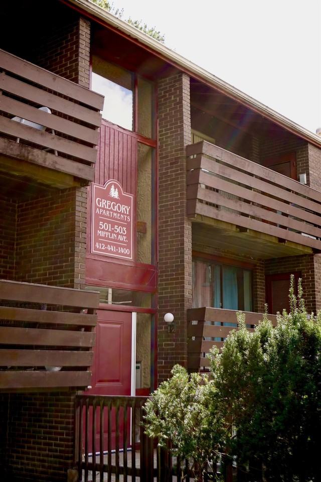 GREGORY APARTMENTS -- 102 - Photo 2 of 11