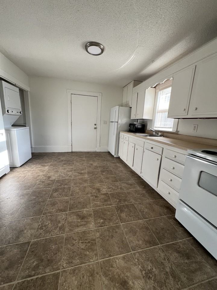 111 East Chestnut Street- APT B - Photo 3 of 12