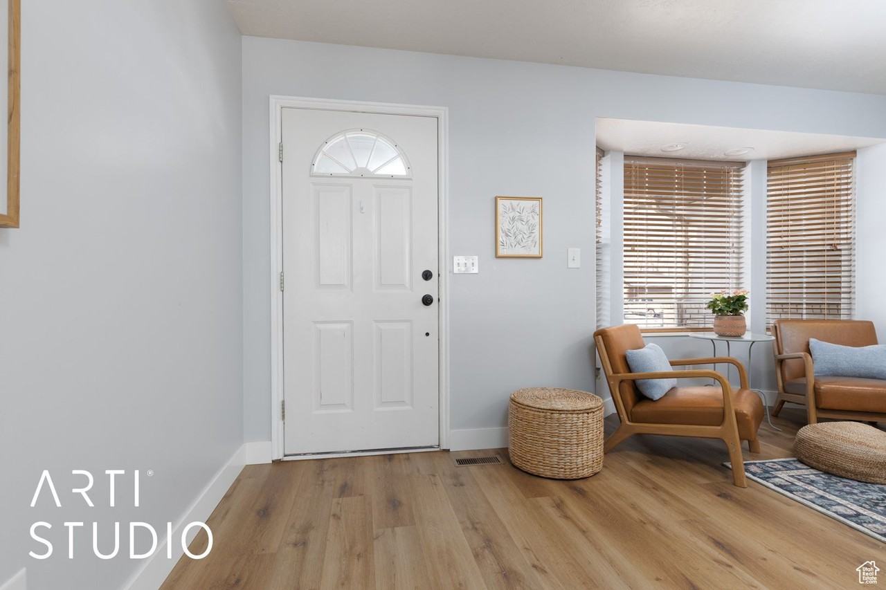 47 Valarie St - Photo 3 of 36