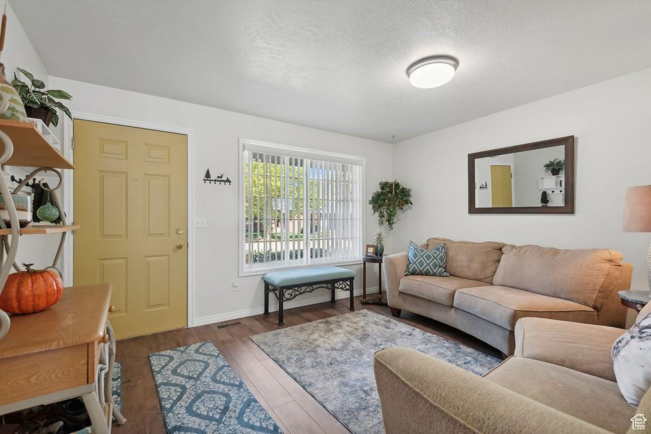 153 Circle Dr - Photo 2 of 34