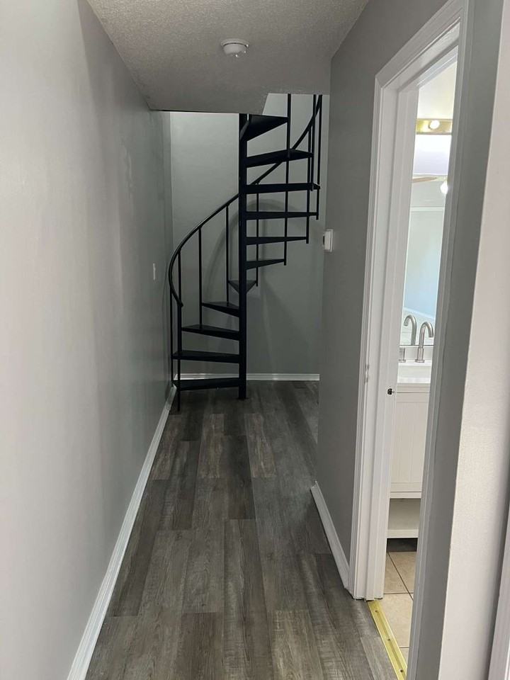 711 Chuck Gray Ct - Photo 2 of 12