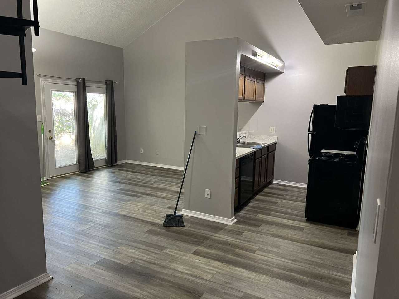 711 Chuck Gray Ct - Photo 7 of 12