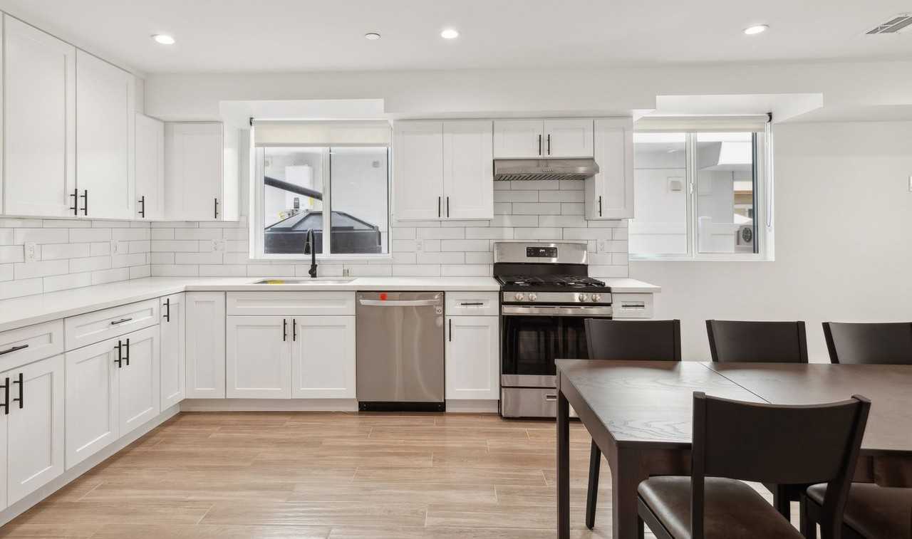 MH 1326 W 35th Pl - Photo 3 of 8