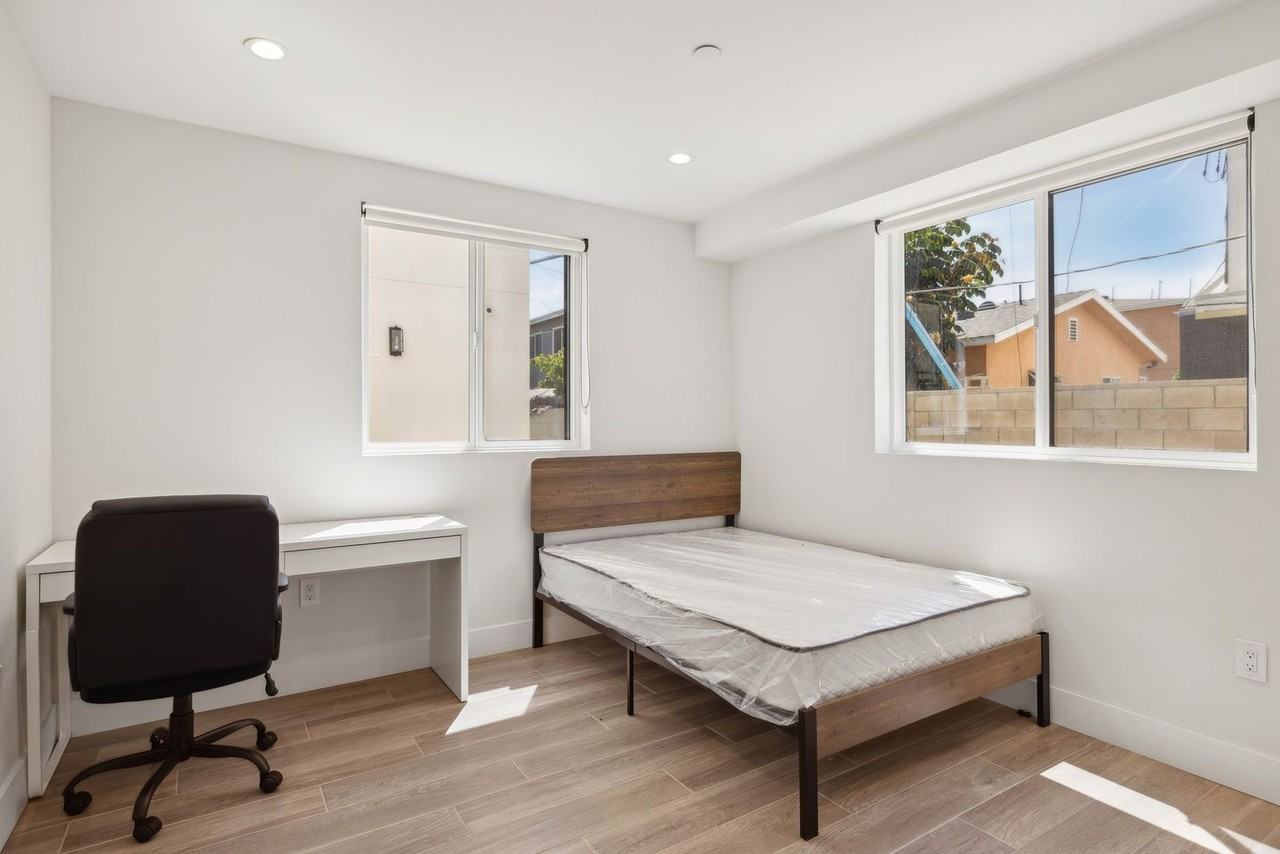 MH 1326 W 35th Pl - Photo 4 of 8