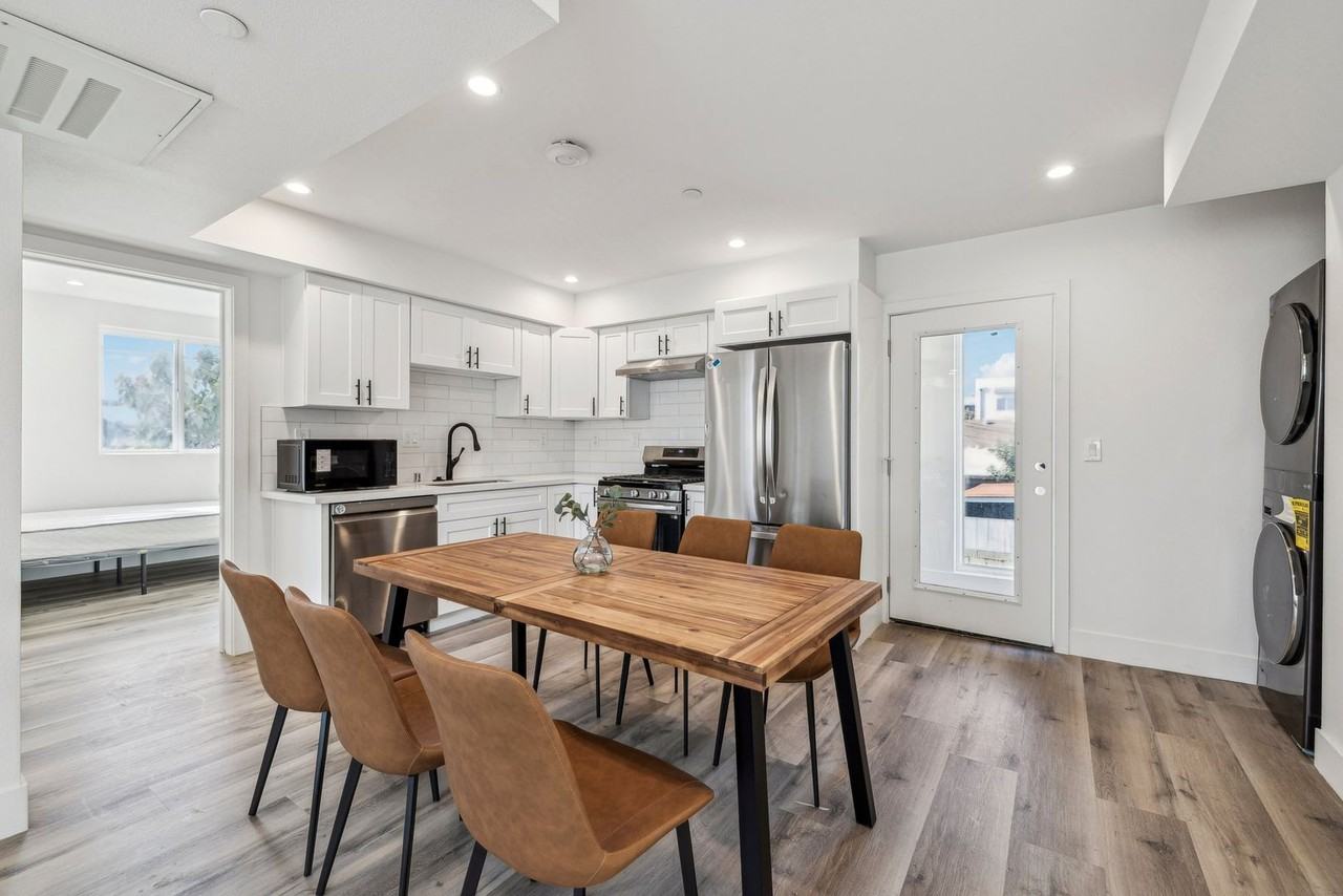 MH 1348 W 35th St - Photo 2 of 5