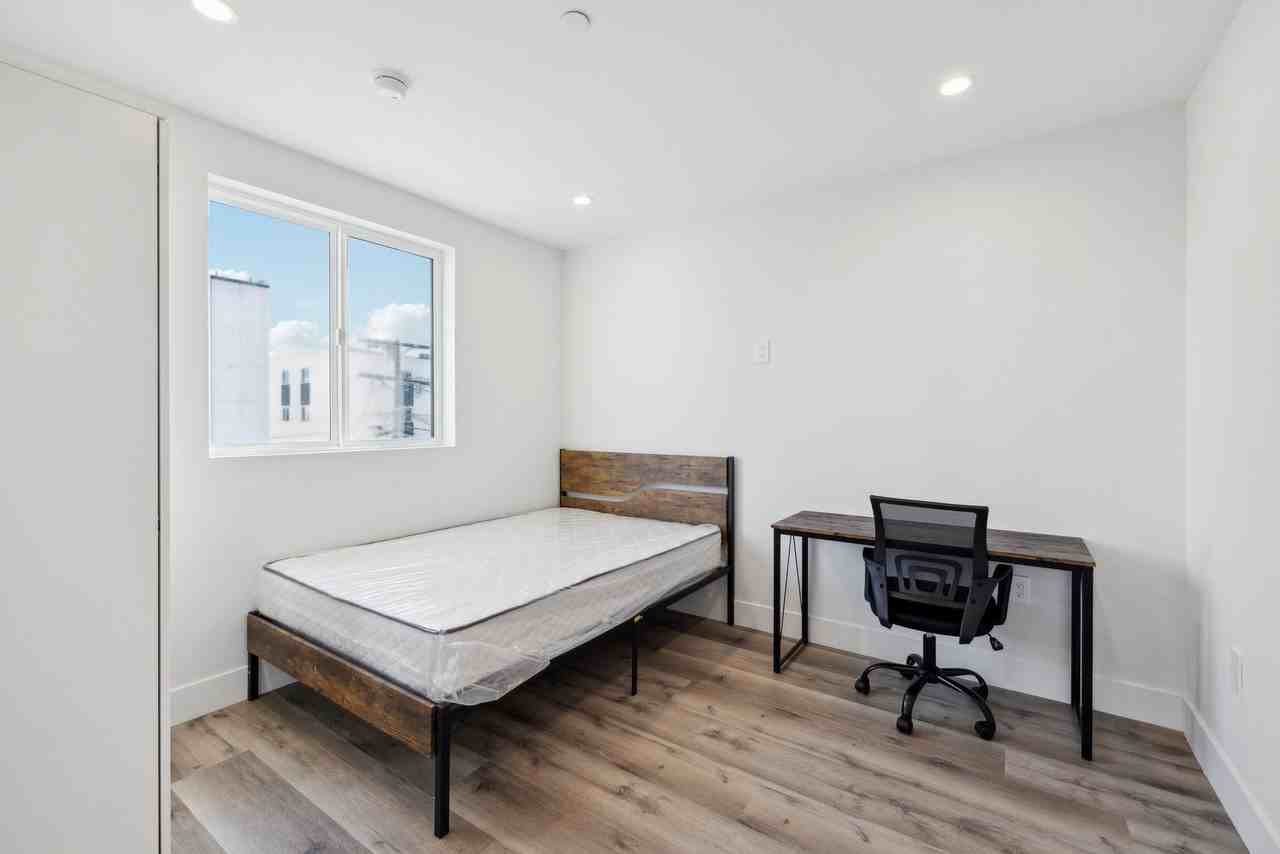 MH 1348 W 35th St - Photo 3 of 5