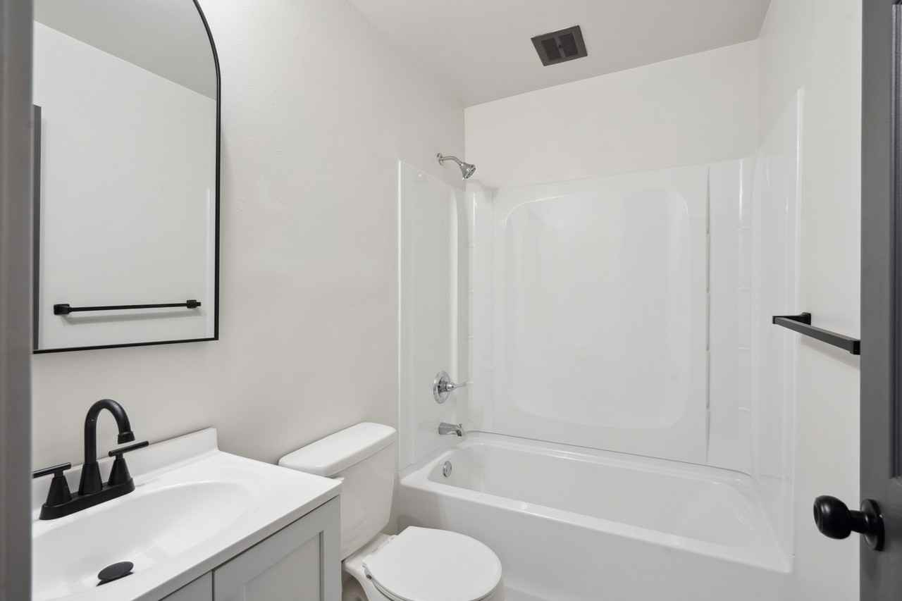 Moore: 1718 C Avenue Northeast - Photo 2 of 6