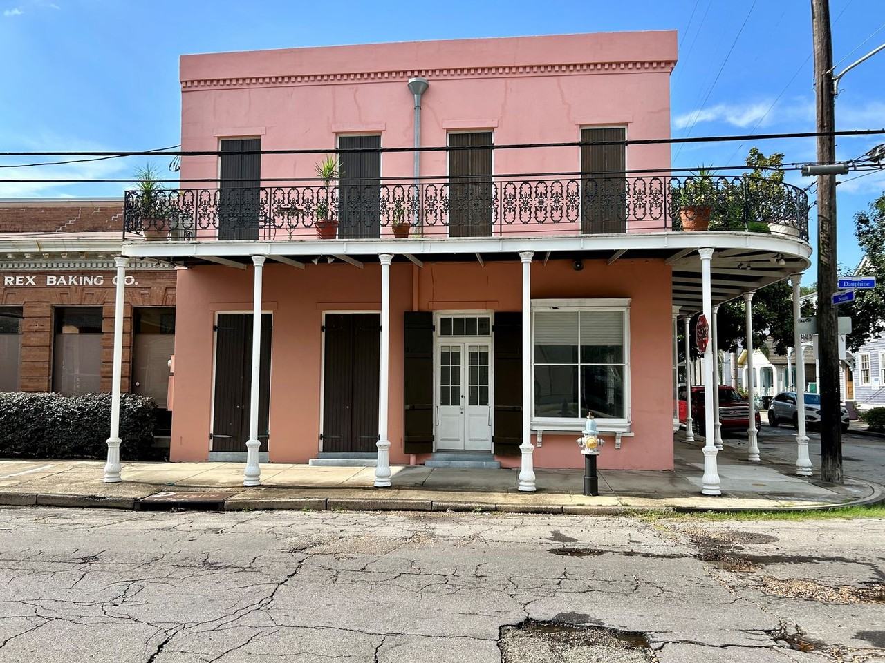 802 Spain St - Photo 4 of 44