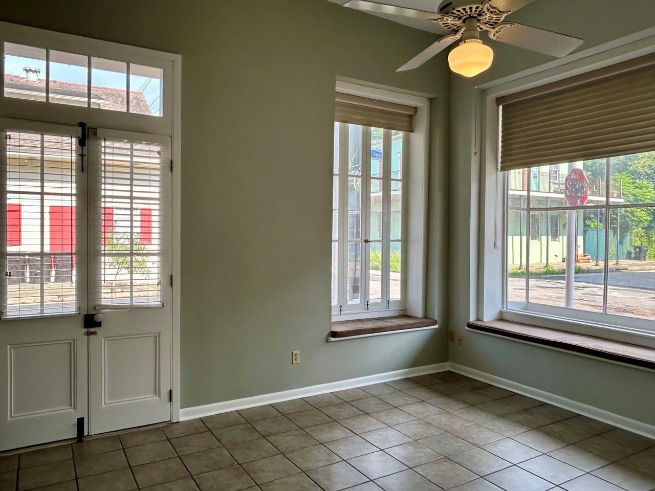 802 Spain St - Photo 5 of 44