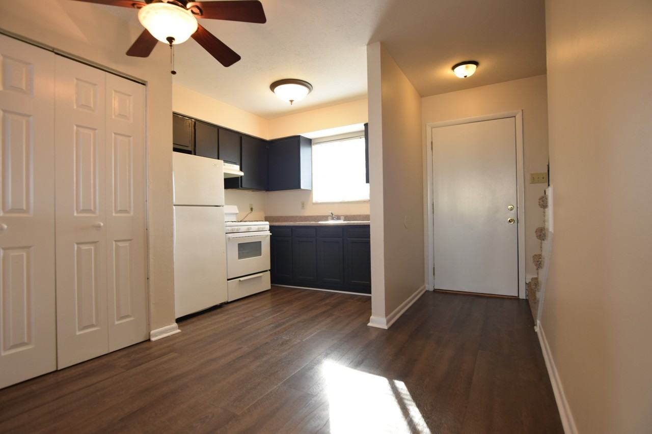 1271 Summit Street - Photo 4 of 8