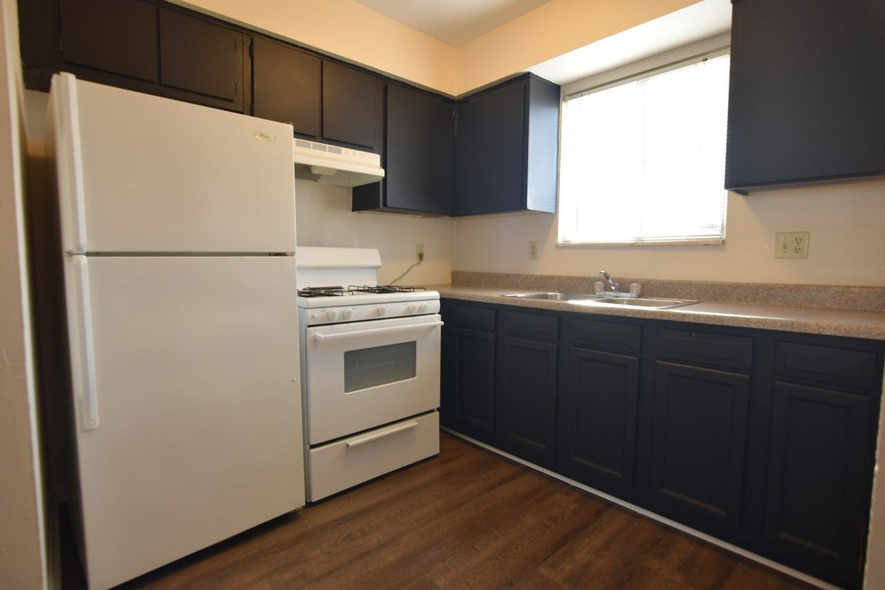 1271 Summit Street - Photo 5 of 8
