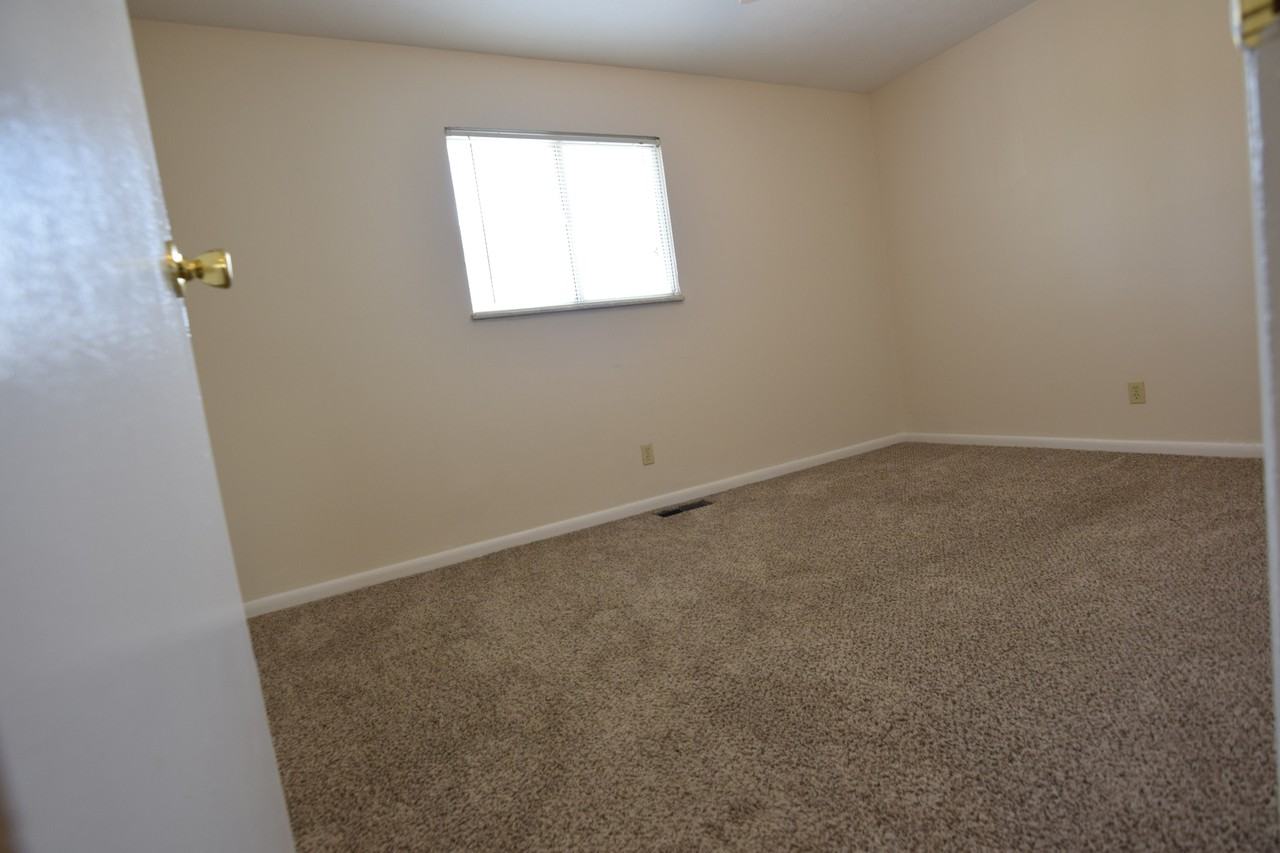 1271 Summit Street - Photo 6 of 8