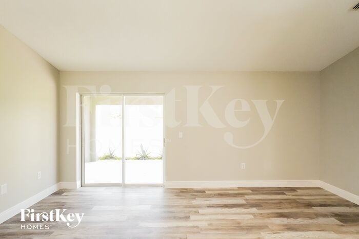 2404 Willow Tree Ln - Photo 2 of 15
