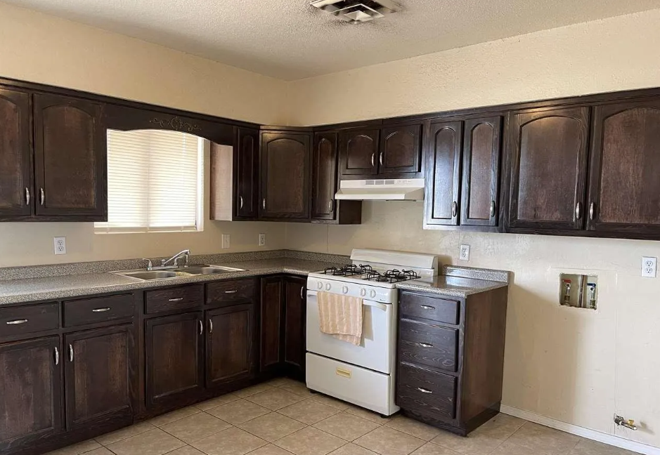 1801 S Santa Barbara St - Photo 2 of 9