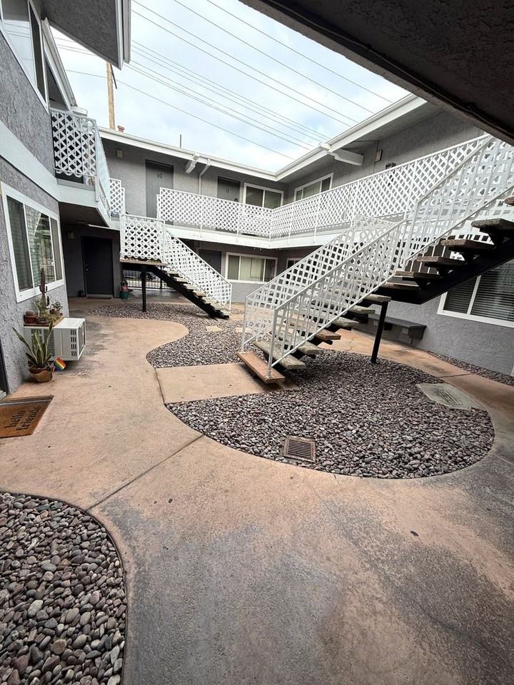 285: 900 Loma Ave - Photo 2 of 12