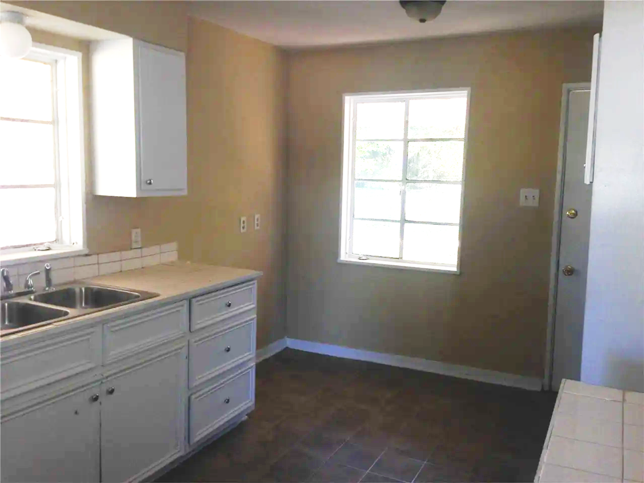 2920 Oak Forest Dr - Photo 5 of 11