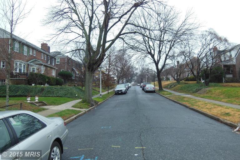 2406 Pelham Ave - Photo 3 of 30