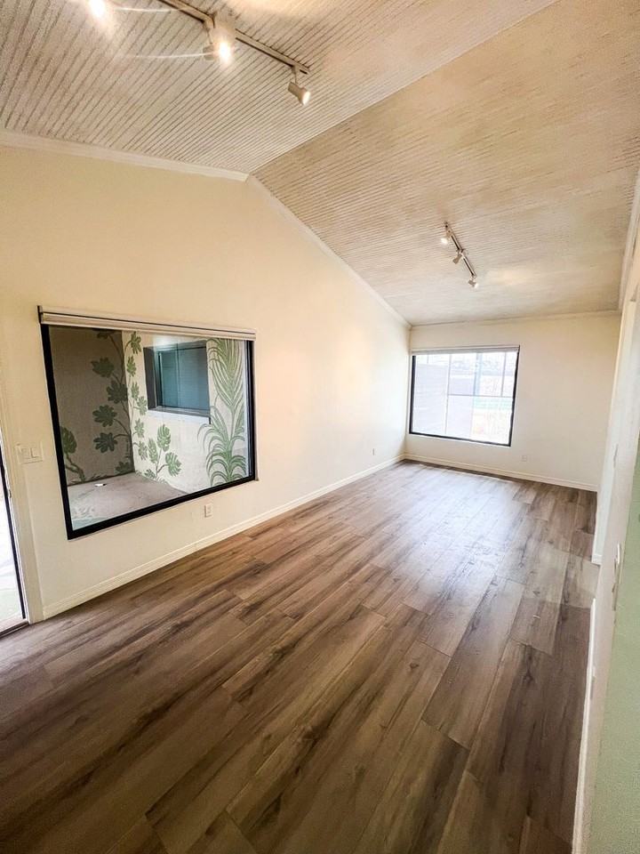 1606 N Stanton St #7 - Photo 3 of 8