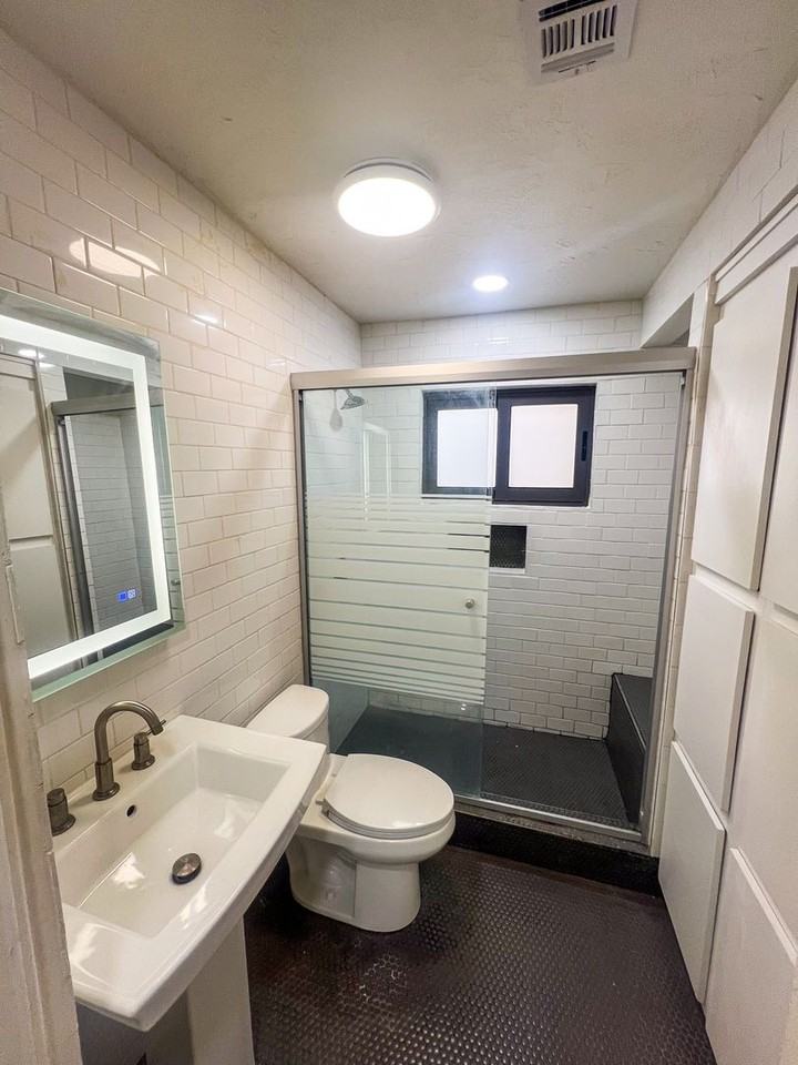 1606 N Stanton St #7 - Photo 6 of 8