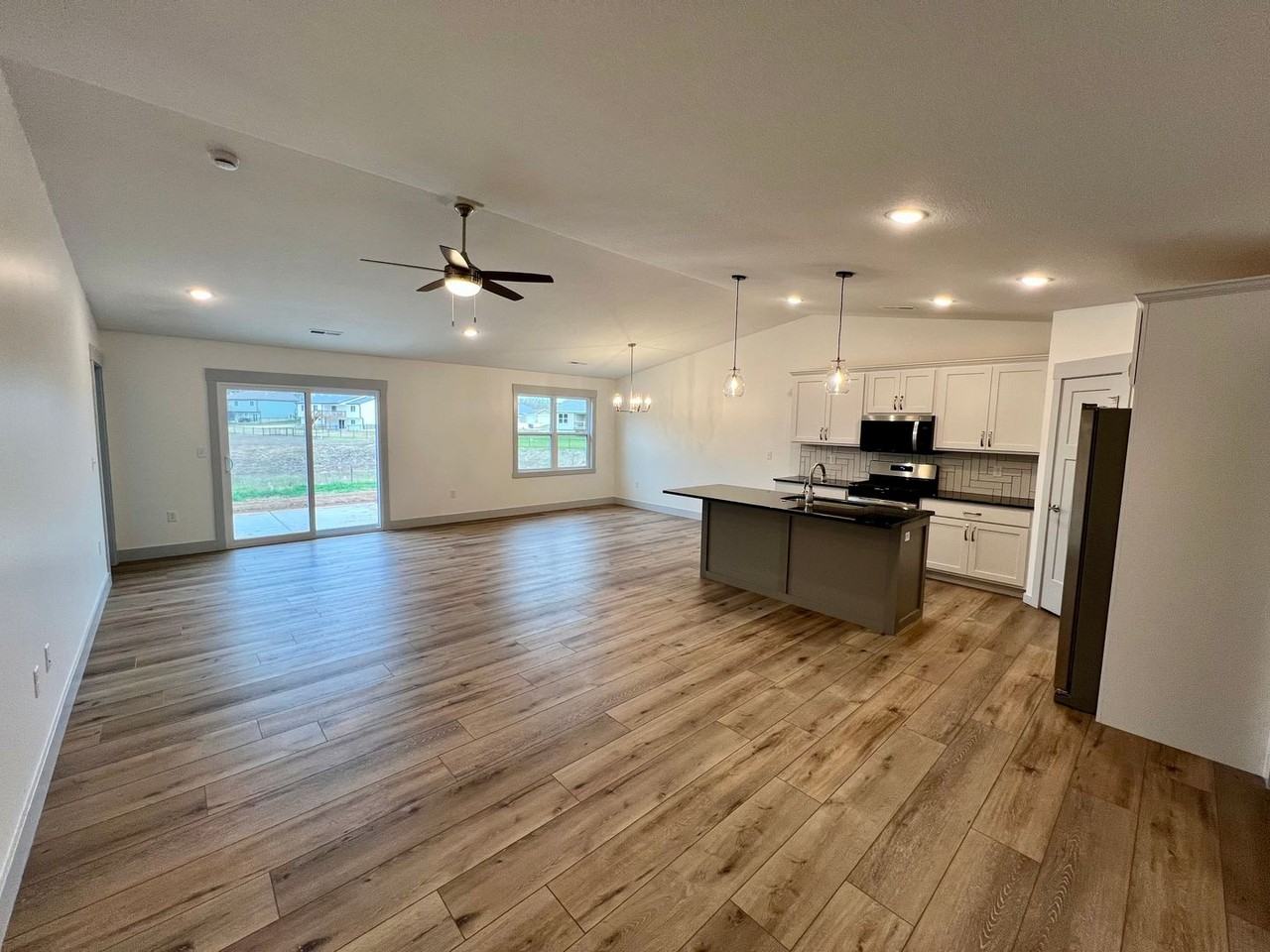 4646 Pierce Dr - Photo 3 of 22