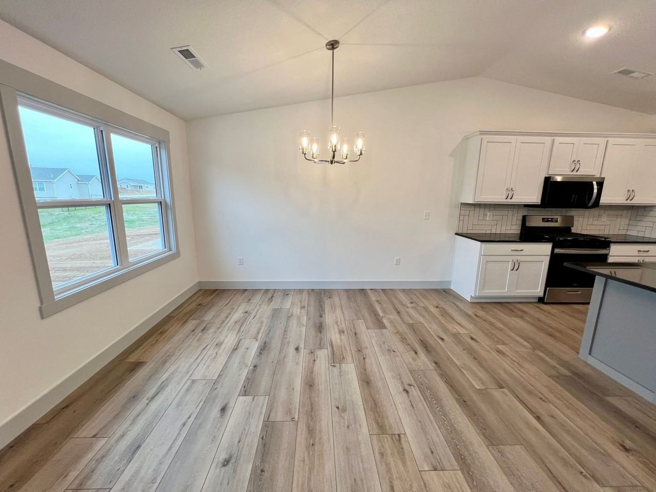 4646 Pierce Dr - Photo 5 of 22