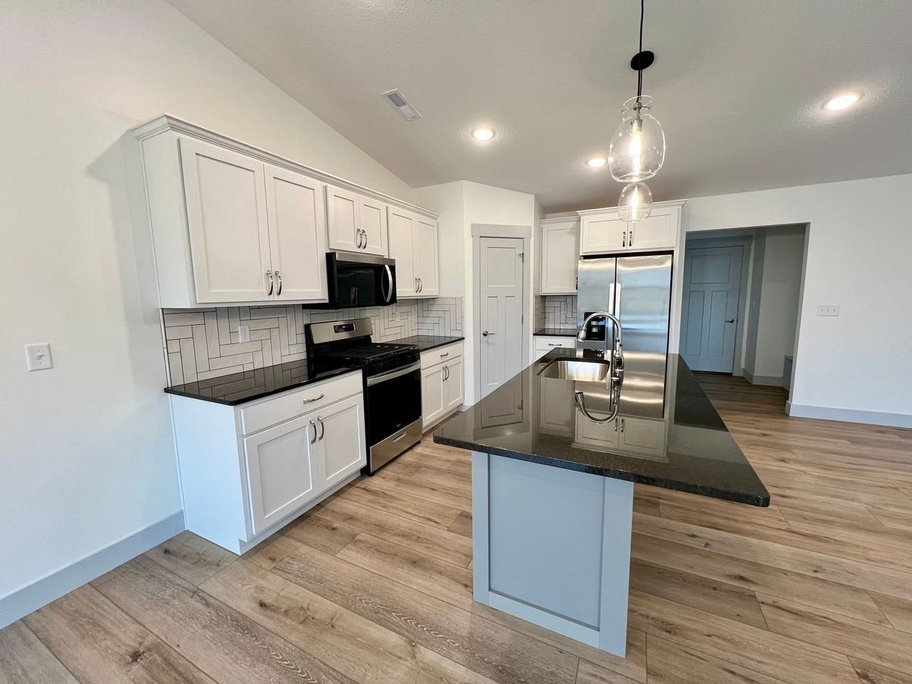 4646 Pierce Dr - Photo 7 of 22