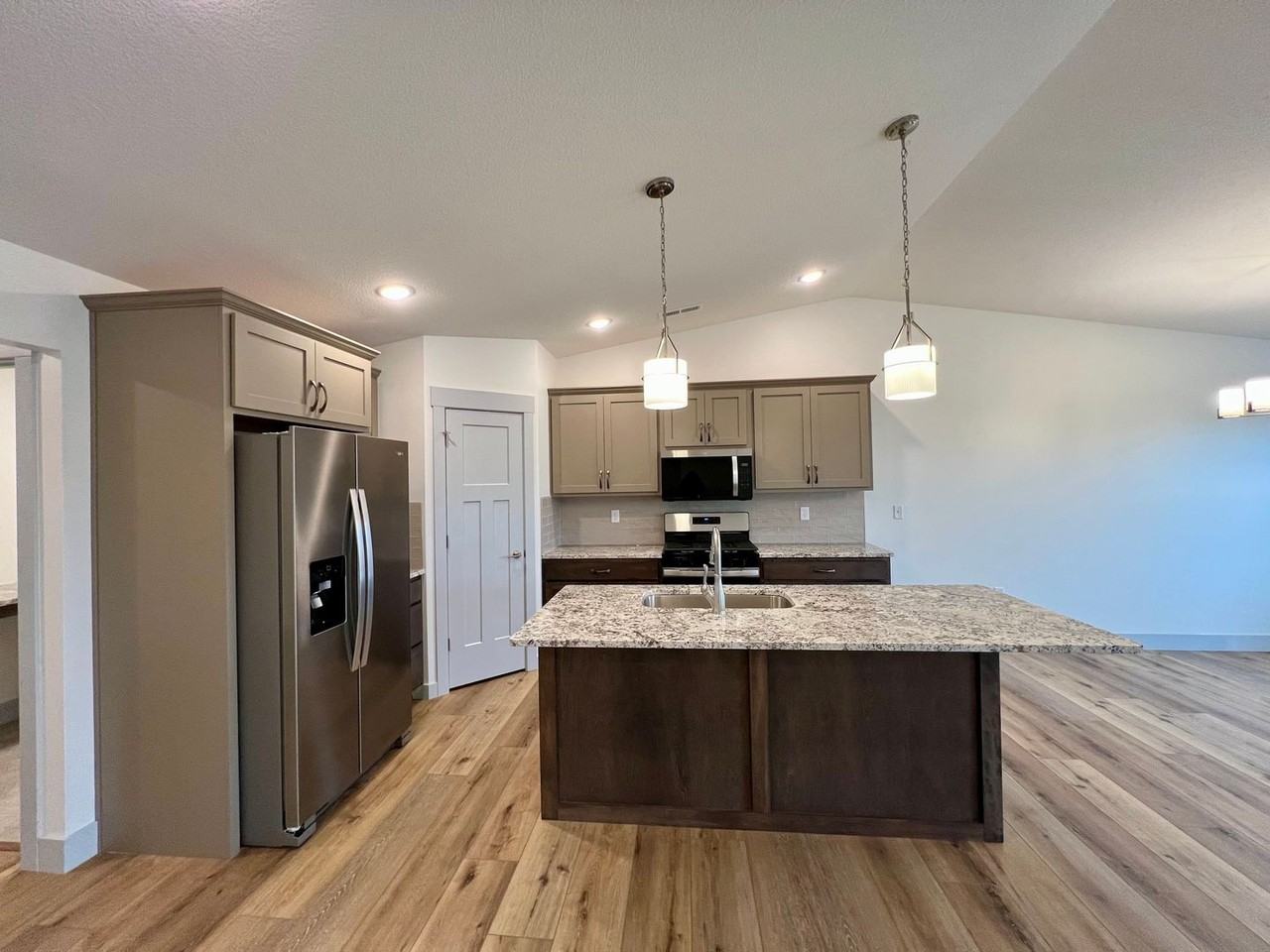 4650 Pierce Dr - Photo 3 of 27