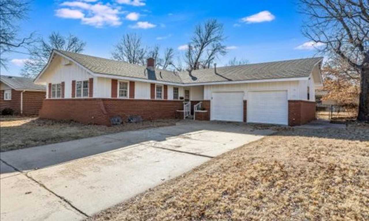 835 N Westlink Ave - Photo 3 of 32