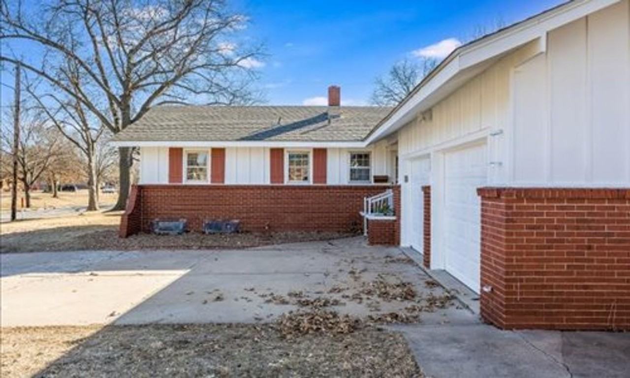 835 N Westlink Ave - Photo 4 of 32