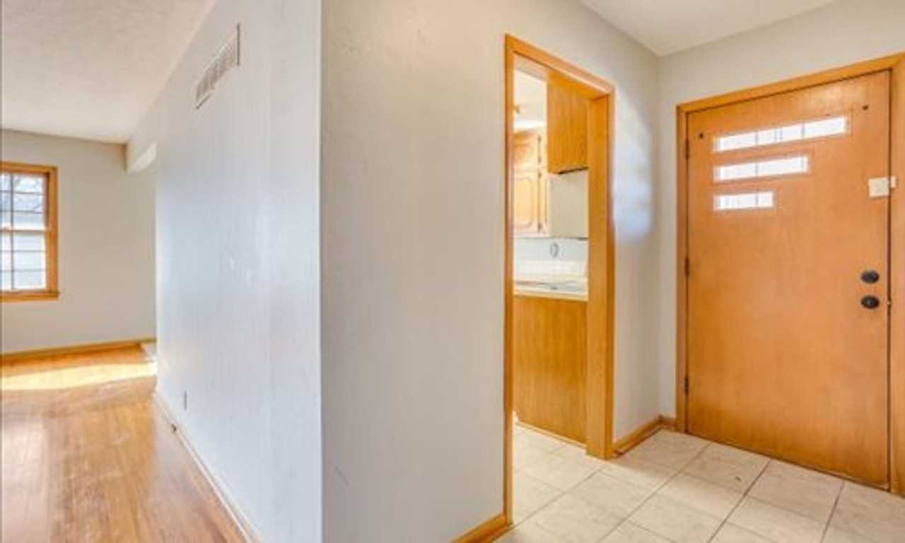 835 N Westlink Ave - Photo 5 of 32