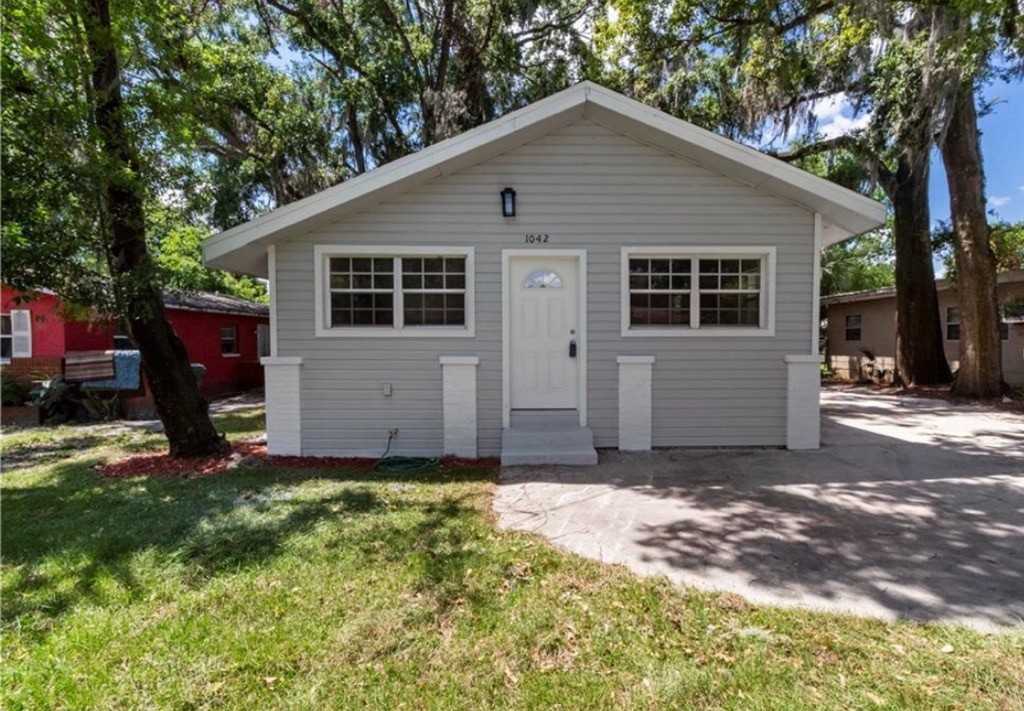 1042 W 10th St - Photo 2 of 24