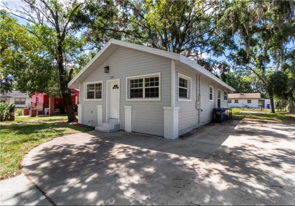 1042 W 10th St - Photo 3 of 24