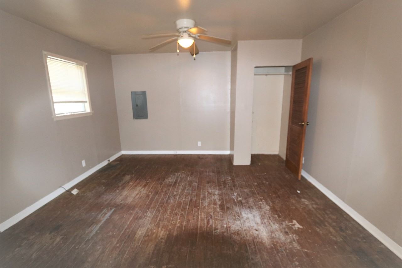 2040 1/2 Kingsley Dr - Photo 3 of 6