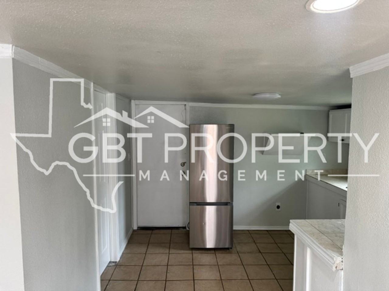 324 E Castlewood Dr #B - Photo 2 of 7