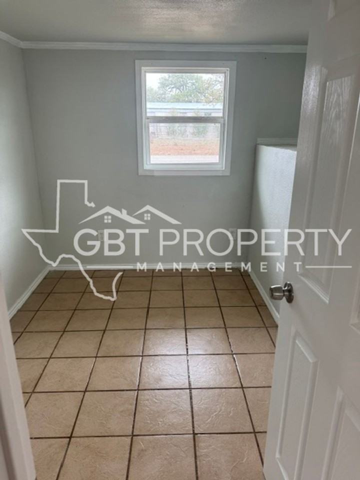 324 E Castlewood Dr #B - Photo 4 of 7