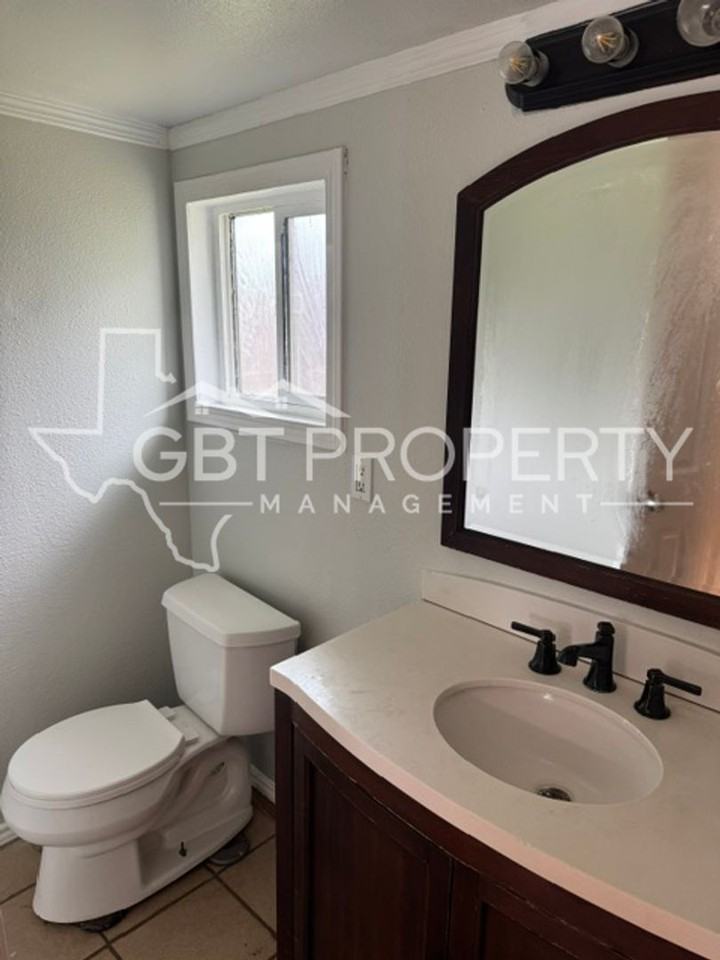 324 E Castlewood Dr #B - Photo 5 of 7