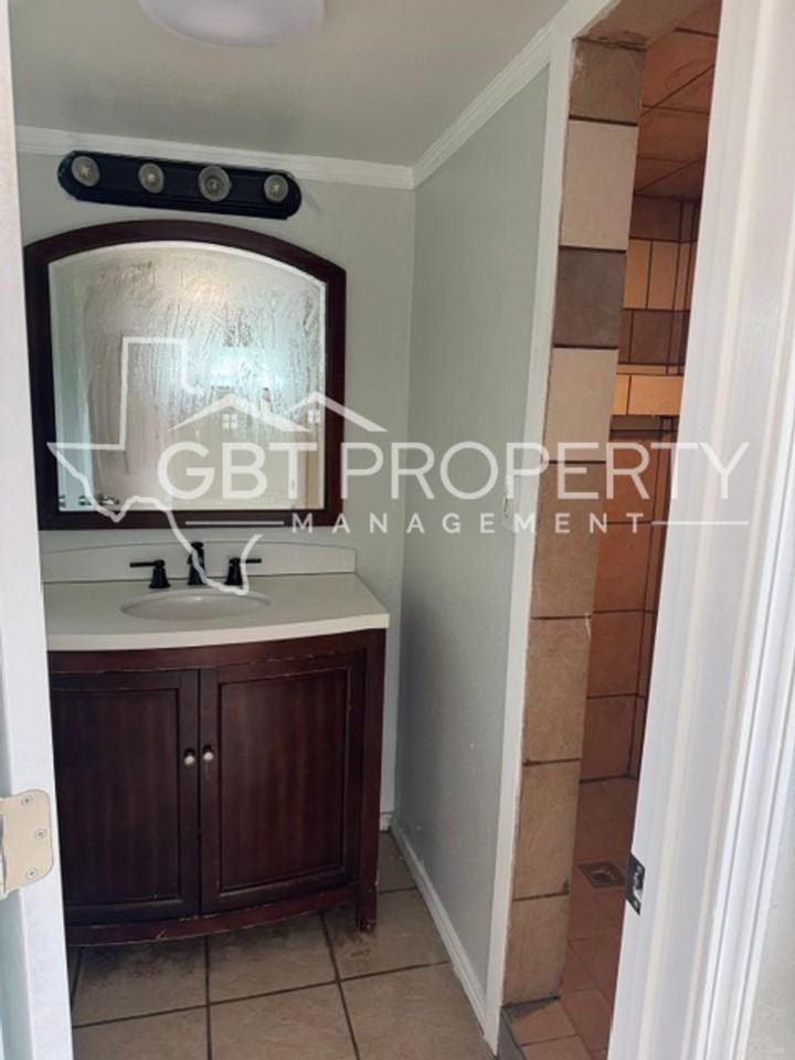 324 E Castlewood Dr #B - Photo 6 of 7