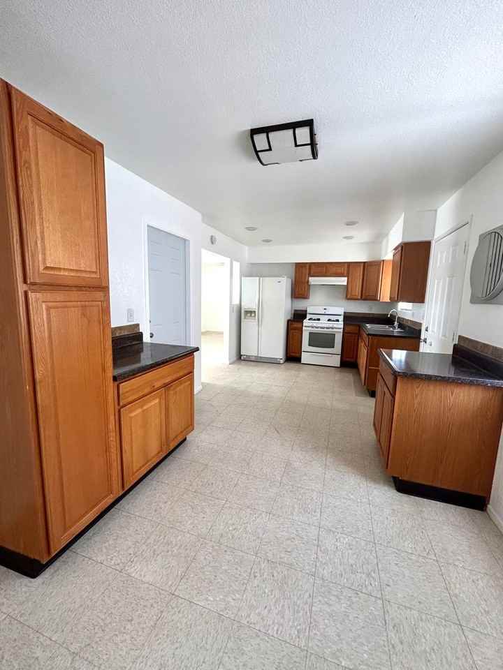 6547 49 Palms Ave - Photo 4 of 13