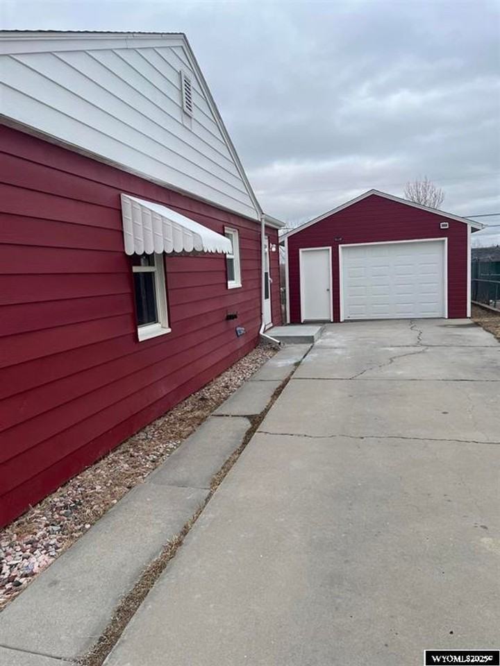 1913 S Washington St - Photo 2 of 13