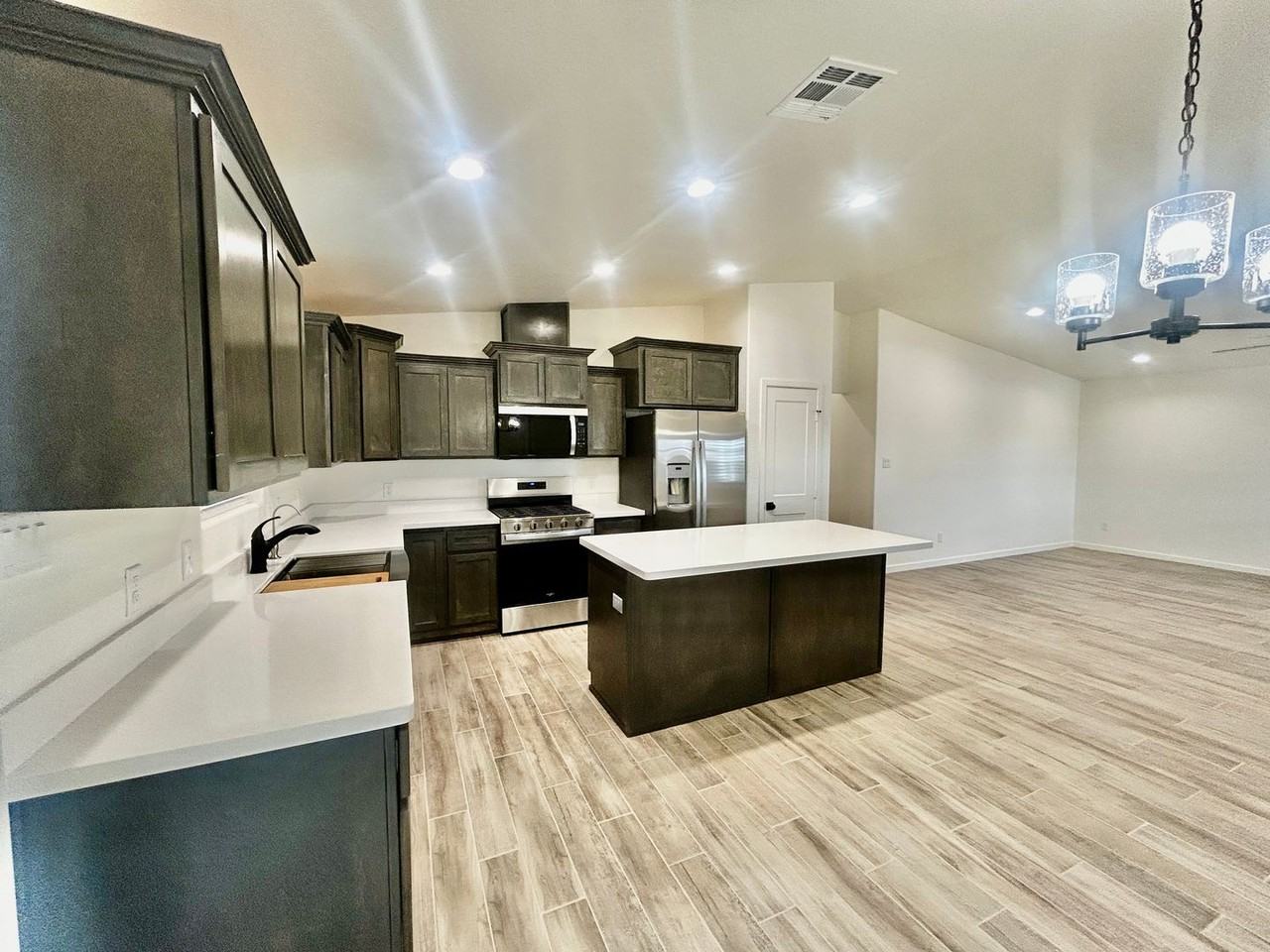 10252 E 33rd St - Photo 5 of 27