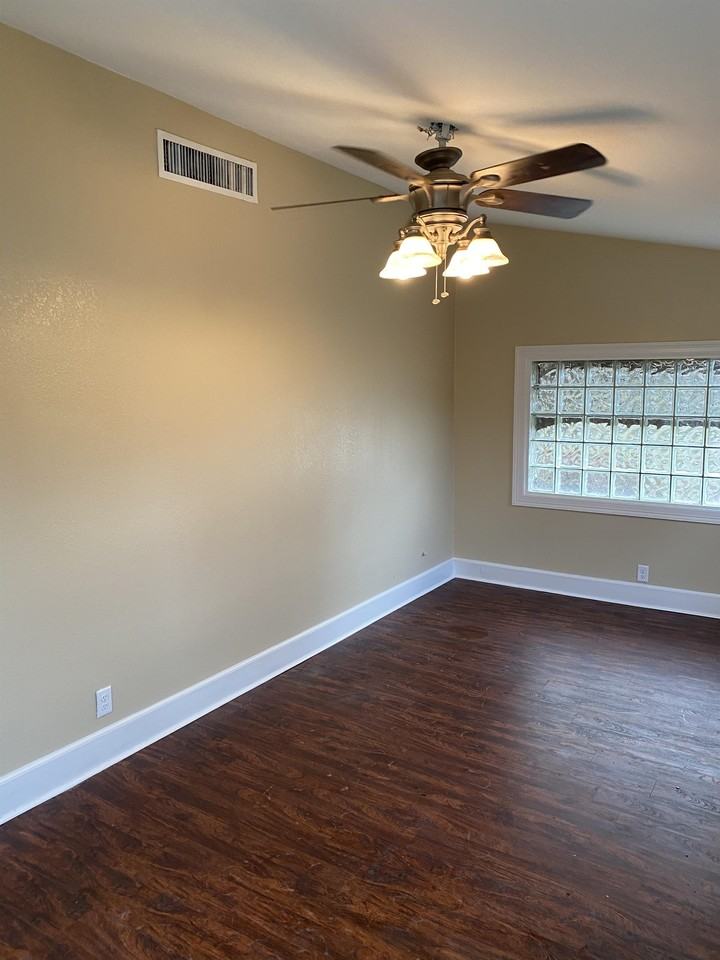 301 Opal Lake Dr - Photo 2 of 12
