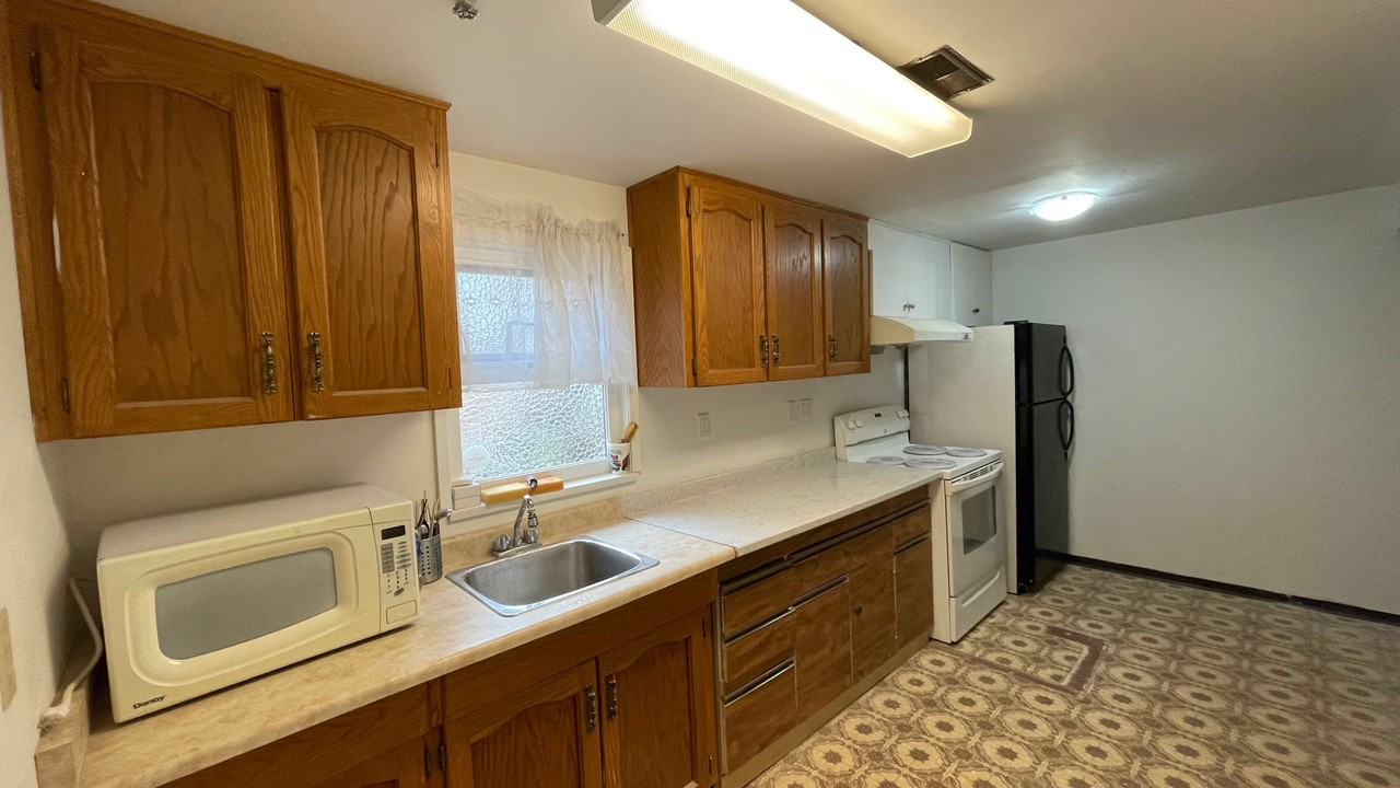 6351 Nadine Cres - Photo 3 of 6