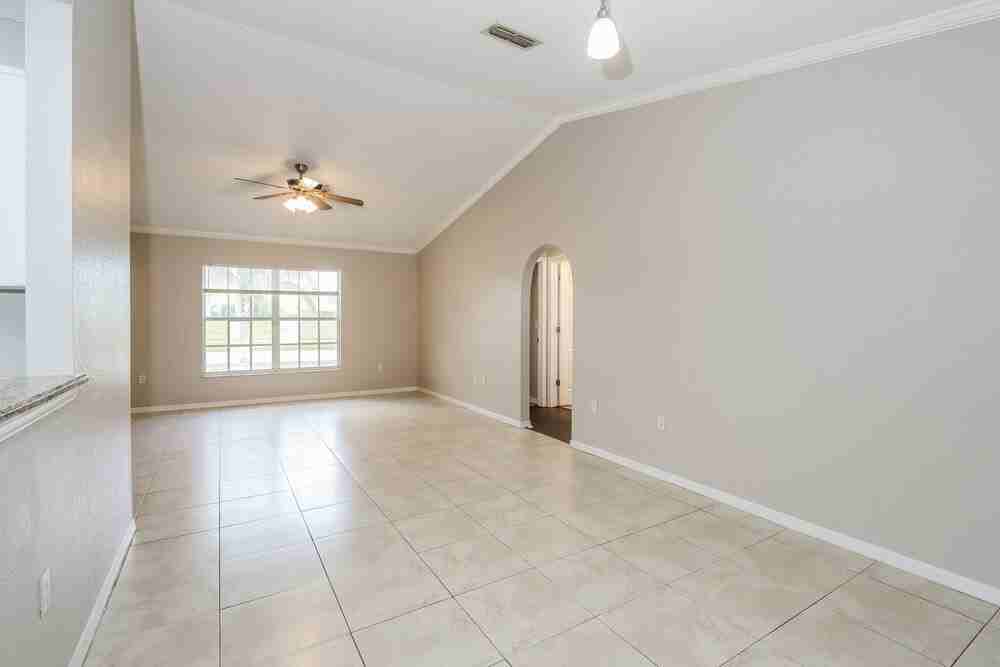 18725 Parade Rd - Photo 4 of 16